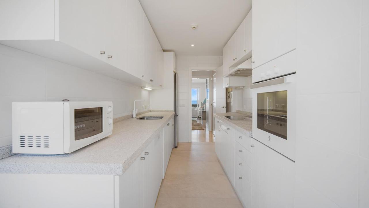 Beach-Line Apartment With 3 Bedrooms In Естепона Екстериор снимка