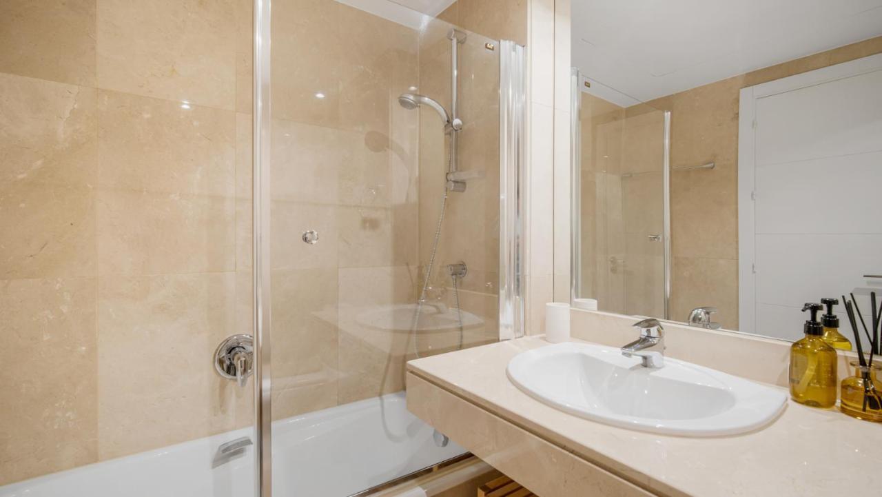 Beach-Line Apartment With 3 Bedrooms In Естепона Екстериор снимка