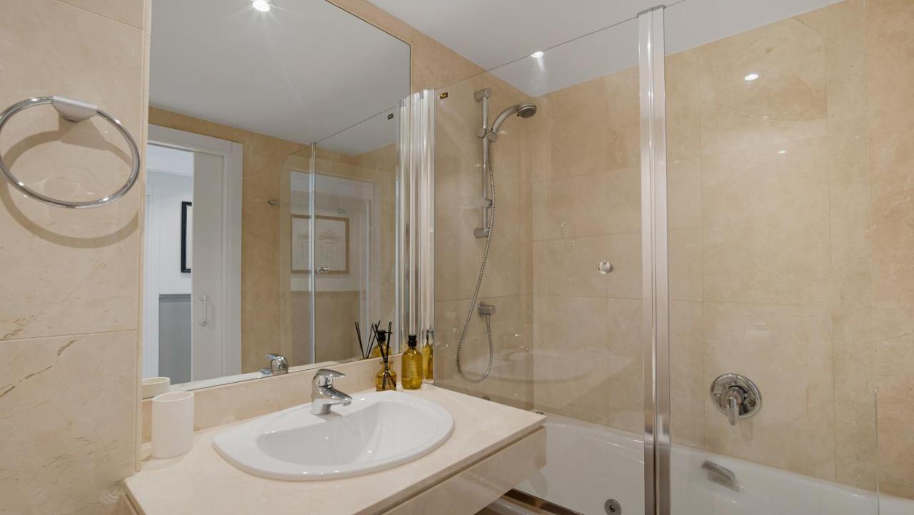 Beach-Line Apartment With 3 Bedrooms In Естепона Екстериор снимка